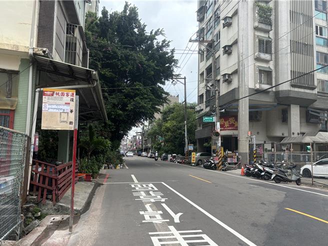 桃园市中坜区復华街公车站牌在私人土地，堆放垃圾是30年来的问题，民眾不满等公车要闻臭味，桃园市政府交通局办理会勘，已迁移站牌。桃园市环保局说，针对环境脏乱问题，已经要求地主改善，将依法持续开罚。(廖姮玥摄)