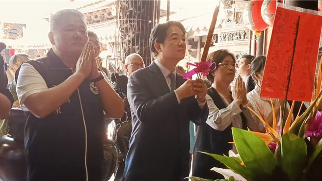 總統賴清德(左2)南下彰化，到鹿港天后宮參香。（葉靜美攝）