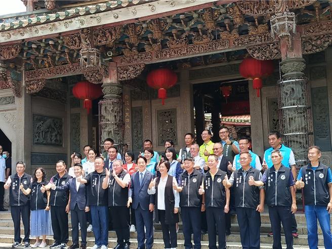 總統賴清德（前排中）到鹿港天后宮參香合影。（葉靜美攝）