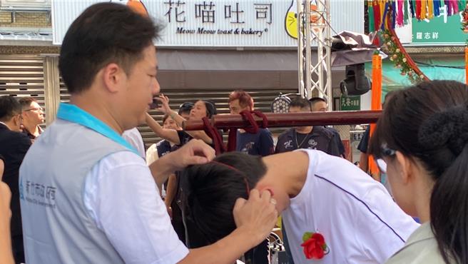 今是一年一度七娘媽生，也是七夕情人節，新竹竹蓮寺遵循古禮每年舉辦七夕成年禮，透過「輭轎腳」和「脫絭」儀式，祝福16歲青少年「轉大人」。（王惠慧攝）