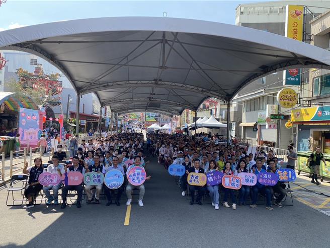 今是一年一度七娘媽生，也是七夕情人節，新竹竹蓮寺遵循古禮每年舉辦七夕成年禮，透過「輭轎腳」和「脫絭」儀式，祝福16歲青少年「轉大人」。（王惠慧攝）
