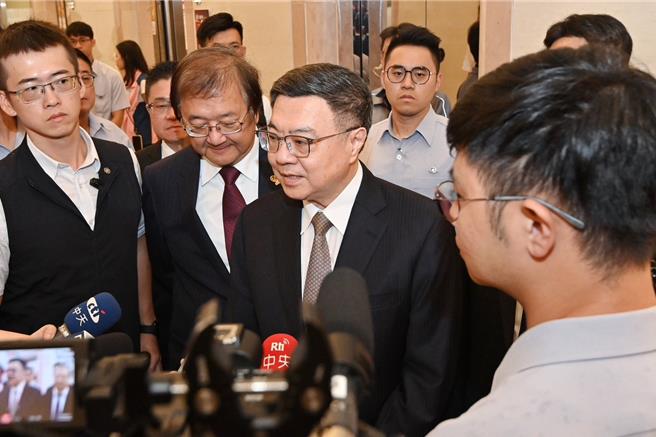 卓荣泰说，政府的政策是一致，而且持续地，我们对核能的政策从过去到现在都是如此，盼委员能够认真、慎重地看待国家基本的长远政策。（行政院提供／游念育台北传真）