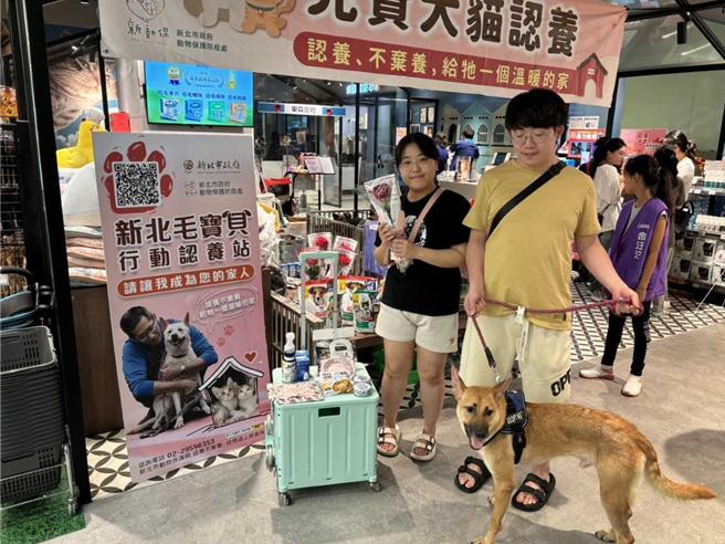 動保處今（10）日於中和區東森廣場舉辦「寵物情人，一起幸福」愛心認養活動。（動保處提供）
