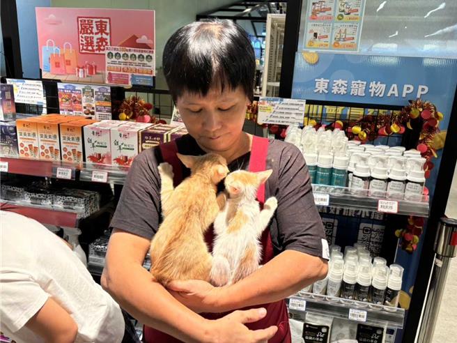 動保處10日於中和區東森廣場舉辦愛心認養活動，認養成功者皆獲得認養大禮包及飼料廠商所贈送的認養嫁妝。（動保處提供）