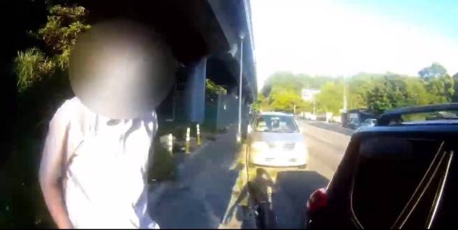 蔡姓男子趁著清晨街道空曠無人，在萬芳路沿線隨機拉動停放車輛的門把，試圖伺機行竊。（圖警方提供／簡銘柱翻攝）