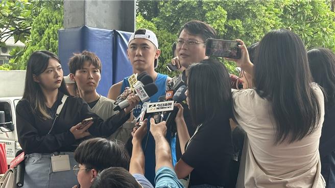 民眾黨遭爆出政治獻金假帳的隔日，黃國昌與陳世軒一同出席「Jimmy搖滾水樂園活動」，黃國昌受訪時不斷提到，對柯文哲的為人有信心。（賀培晏攝）