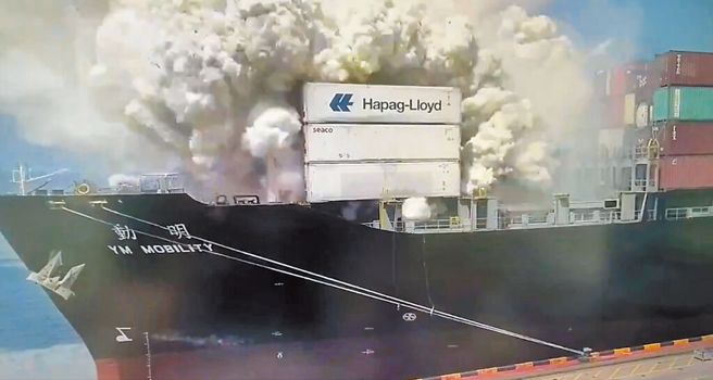 阳明海运一艘货柜轮「动明号」，9日下午在浙江寧波舟山港发生爆炸。（摘自网路）