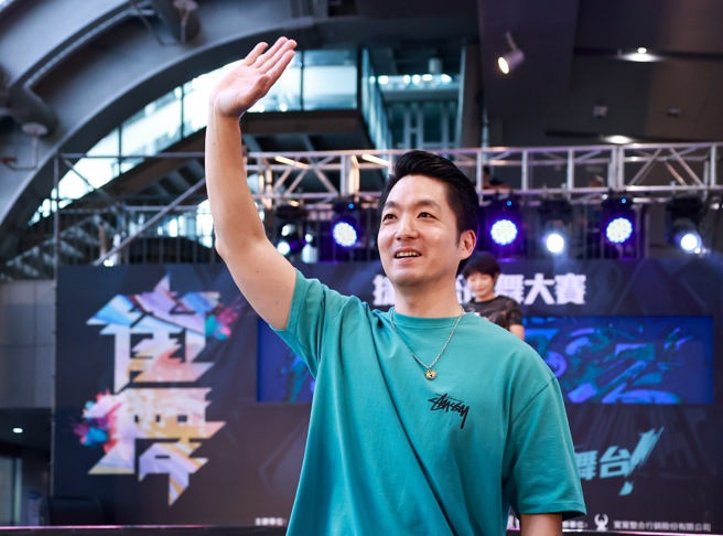 台北市長蔣萬安10日下午表示，去年11月起就與中央討論規畫建設國際級羽球場館，說跟著流量走是絕對來不及、絕對趕不上。圖為蔣萬安10日出席2024第19屆捷運盃街舞大賽。（羅永銘攝）
