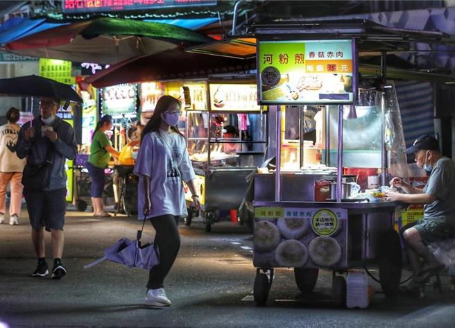 台北市士林夜市一直是外國觀光客喜歡造訪的地點，不過近年來時不時傳出有水果攤商業者販售高價水果引發討論，因此市場處預計於今年9月起設置「良心水果攤」。圖為示意圖，非當事攤商。（本報資料照片）