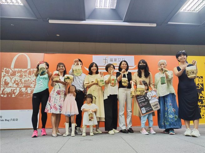 春芽公益創新發展協會的「蘆葦女力」公益品牌10日也與咖啡業者推出第五代聯名提袋，盼創造更多婦女就業及社會參與的機會。（林良齊攝）