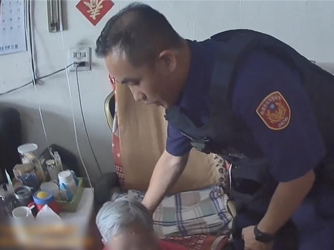 中坜分局自强派出所巡逻惊见96岁熊老伯伯求助，其85岁的邱姓老伴因为膝盖不方便，平时需要助行器辅助，起身时不小心滑落椅子，坐在地上久久起不了身，熊伯伯因年事已高，实在没有力气将太太扶起，恰好看到巡逻的员警经过，赶忙请员警协助。(警方提供／廖姮玥桃园传真）