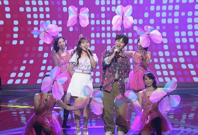 陳孟賢（右）和吳美琳在《綜藝一級棒》組CP俏皮對唱。（圖／中視提供）