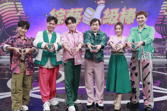 《綜藝一級棒》陳孟賢（左起）、陳隨意、許志豪、康康、杜忻恬、李子森祝大家七夕情人節快樂。（圖／中視提
供）