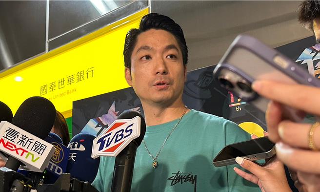 針對台北市政府將舉辦的奧運英雄時尚派對，與中央舉辦的選手車隊遊行活動撞期，台北市長蔣萬安10日表示，兩邊也沒什麼較勁的問題，都是非常歡迎優秀的選手回國。（丁上程攝）