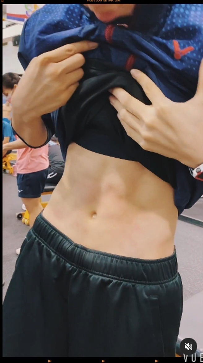 林郁婷掀起上衣可见腹肌微微泛红。（图／翻摄自IG boxing_ting）
