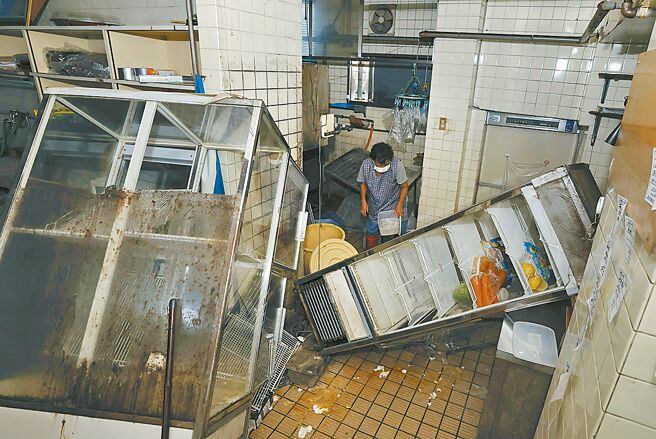 日本8日发生强烈地震，南部鹿儿岛县大崎镇一家餐厅内冰箱和其他物品掉落一地。（美联社）