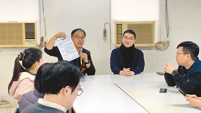 「守护外木山行动小组」召集人王醒之（后排左）表示，四接不应成为解决电网缺口唯一选择。（徐佑升摄）