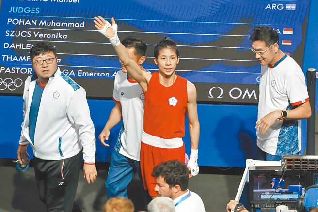 巴黎奧運拳擊女子57公斤級，中華隊林郁婷（中）晉級金牌戰，11日將對戰波蘭選手。（杜宜諳攝）