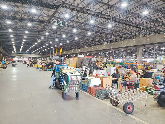 西螺果菜市場在凱米颱風過後交易量萎縮，葉菜類到量銳減，平均交易價格攀上每公斤50元以上。（周麗蘭攝）