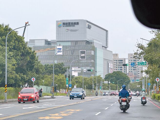 台南市從去年10月起逐步推動開放單向2車道機車行駛內側車道，以及不強制二段式左轉，目前已開放10處行政區尚有36條道路未開放，將從8月24日起一次性全面開放，東區平實路也是其中一處路段。（曹婷婷攝）