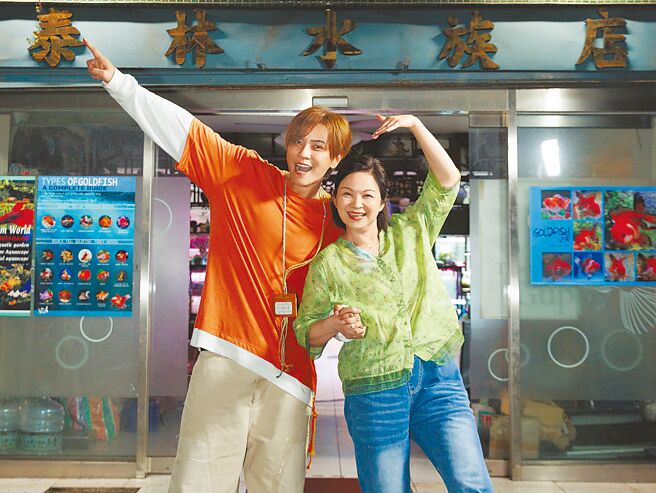 罗志祥（左）新歌MV邀请杨贵媚合作演出。（华纳音乐提供）