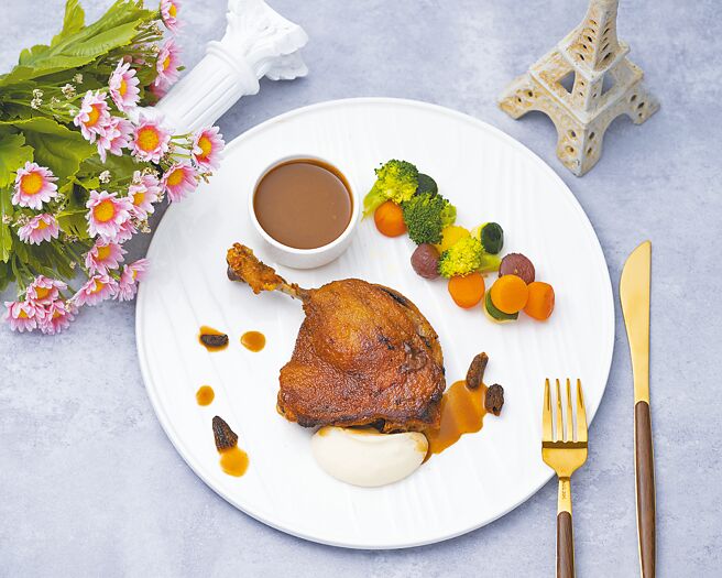 源自南法的法國餐酒館招牌菜「羊肚菌油封鴨腿」，製程繁複，售價680元。（台北遠東香格里拉提供）