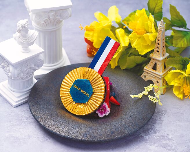 奪目光彩的特色甜點「法芙娜百香果金牌巧克力」，展現奧運金牌的榮耀光采。（台北遠東香格里拉提供）