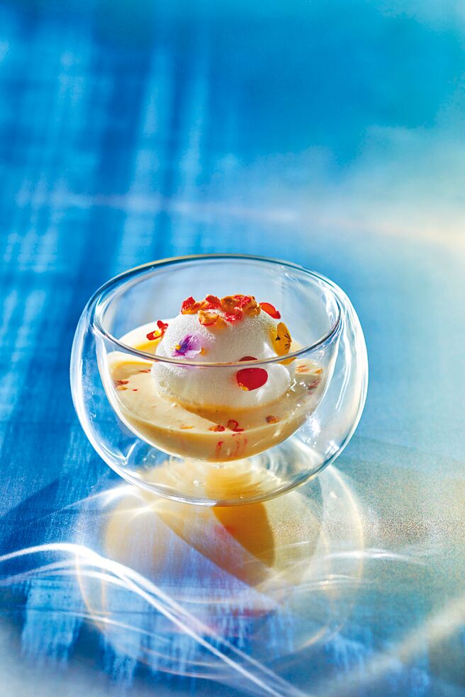 「巴賽麗廳」午、晚餐期間，單筆消費滿5000元將獲贈「大溪地香草漂浮島」等法式經典甜點。（台北亞都麗緻大飯店提供）