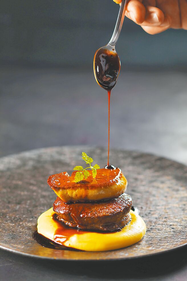 「巴賽麗廳」菜色眾多，主廚推薦同樣起源於巴黎，由19世紀歌劇大師羅西尼獨創的「羅西尼牛排」。（台北亞都麗緻大飯店提供）