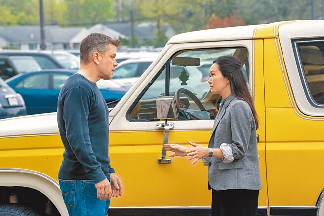 周洪（右）在新片《闹事之徒》中二度合作麦特戴蒙。（Apple TV+提供）