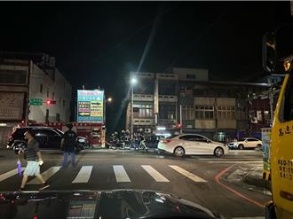 桃園春日路、莊敬口火燒車 引擎室、車廂起火燃燒