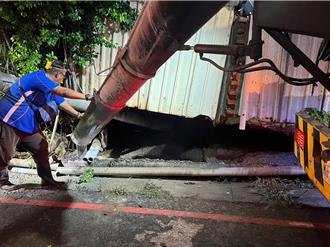 永康柴頭港溪旁2民宅地基掏空 漏夜緊急灌漿