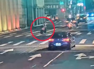 女看護闖紅燈穿越馬路險象環生   遇警通緝犯身分意外曝光