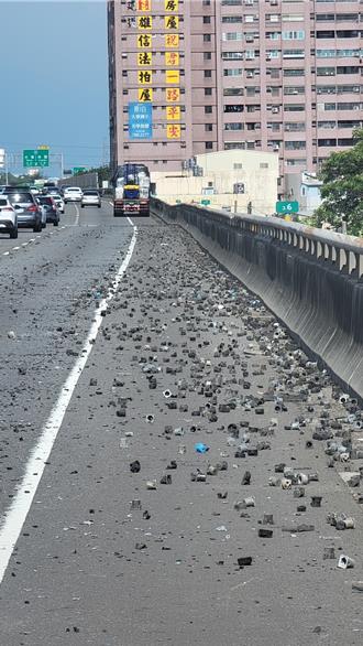 曳引車貨物破裂沿路掉灰色散落物　台88駕駛連忙躲避