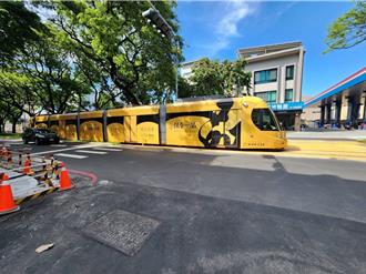 三寶違規左轉害輕軌撞上　導致車門全毀！高捷將「追究到底」