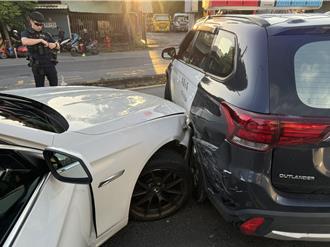 高雄警攔檢BMW遭衝撞！警車凹陷　男涉毒駕起出「喪屍菸彈」