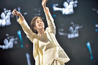 宇多田光在台首唱 6度鞠躬谢粉丝