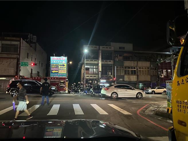 10日晚間8時30分許，桃園市桃園區春日路和莊敬路一段的交叉路口發生一起火燒車事件。（臉書社團桃園爆報提供）