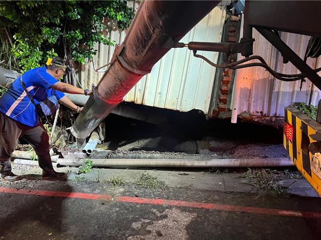 柴头港溪民宅疑因自来水管线破裂，造成地基掏空，漏夜灌浆避免地基持续遭掏空。（林燕祝提供／曹婷婷台南传真）