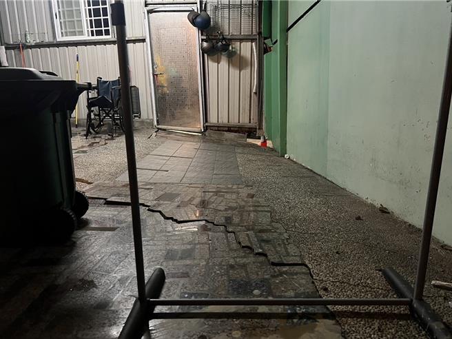 民宅地板明显出现裂缝。（林燕祝提供／曹婷婷台南传真）