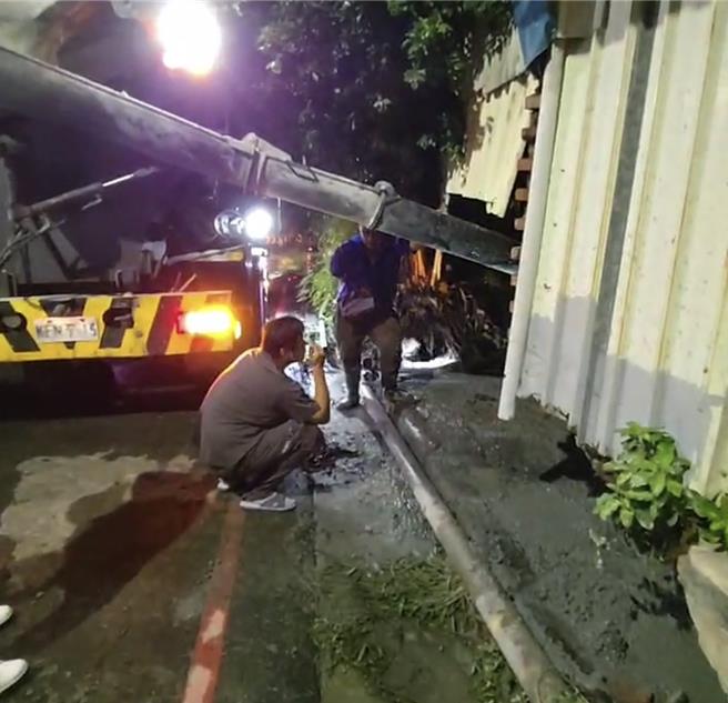 灌浆作业一路从下午4点多持续到深夜10点。（林燕祝提供／曹婷婷台南传真）