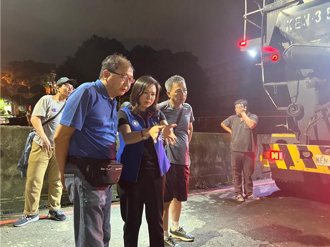 市议员林燕祝（左二）晚间到场关心民宅地基掏空的灌浆进度。（林燕祝提供／曹婷婷台南传真）