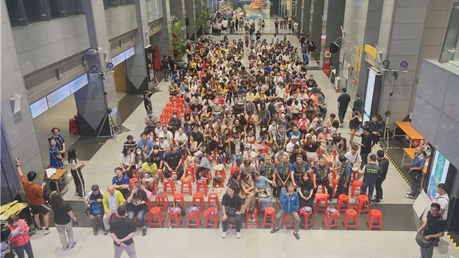 新北市政府舉辦巴黎奧運女子拳擊金牌戰直播派對，活動開放入場10分鐘，現場觀眾區座位已經坐滿。（呂健豪攝）