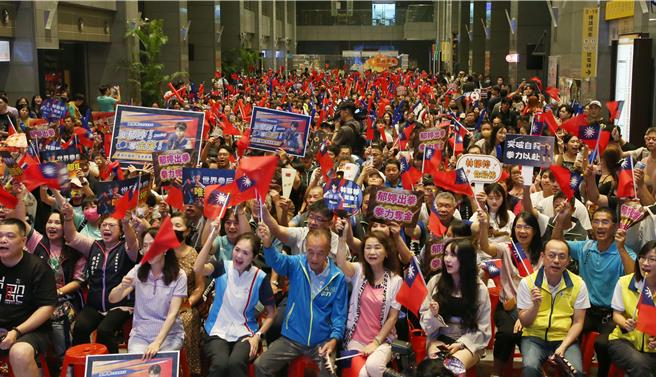 大批民眾前来加油。（赵双杰摄）