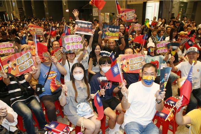 大批民眾前来加油。（赵双杰摄）