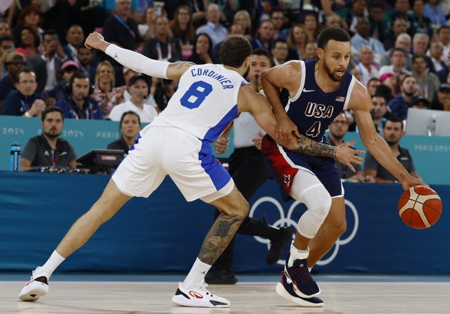 柯瑞單場投進8顆三分球，包辦24分。(路透)