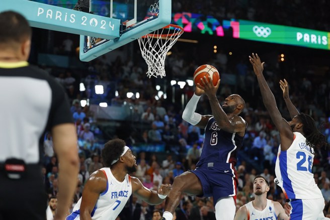 詹姆斯持球殺入禁區上籃無人能擋。(路透)