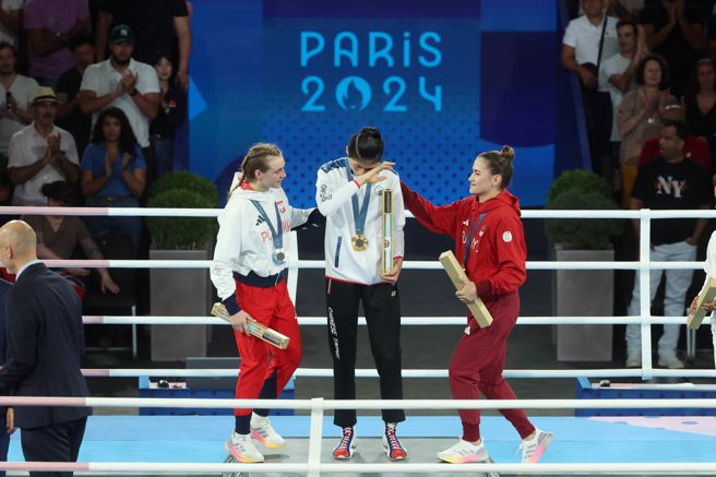 「台湾拳后」林郁婷（中）在巴黎奥运拳击女子57公斤级夺下金牌，颁奖时忍不住落泪。（杜宜谙摄）