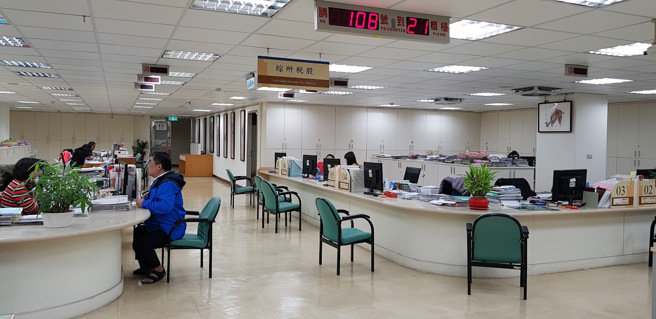 男子见国税局服务窗口，每个柜台都放了两瓶「麦仔茶」。（图／示意图，翻摄自Google Map）