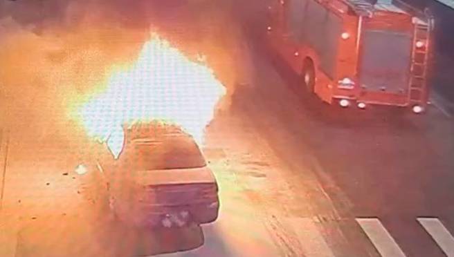 車停路中竄煙瞬間陷火海，巡邏警目擊緊急救援。（翻攝畫面）